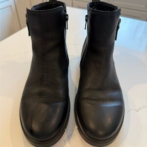 ECCO Black Leather Women's Ankle Boots - Sleek Side-Zip Design